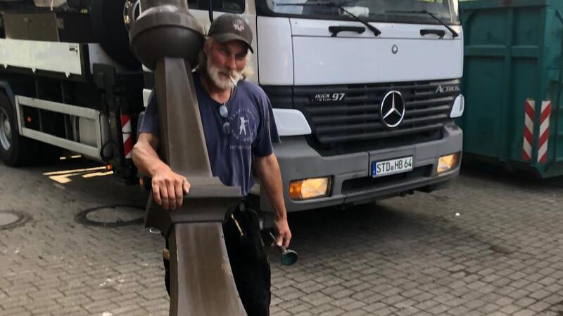 Ein Arbeiter sichert die Turmspitze. Sie besteht aus Blech und hat deshalb ein geringes Gewicht.