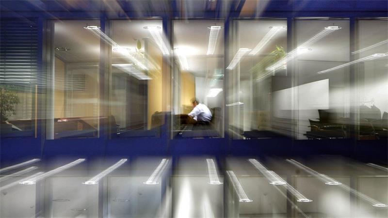 Ein Arbeitnehmer im abendlichen Büro. Die Identifikation mit dem Beruf nimmt laut einer neuen Umfrage ab. (Symbolbild)