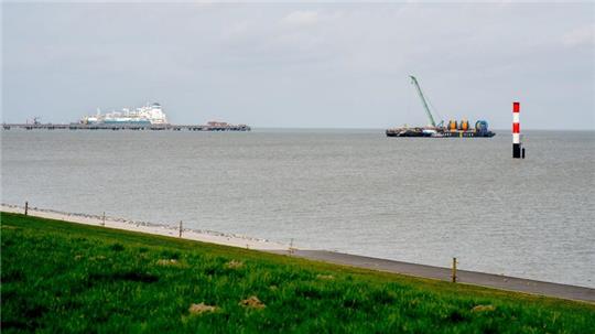 Ein Arbeitsschiff ist während der Bauarbeiten für einen Anleger, der für ein zweites LNG-Terminal in Wilhelmshaven benötigt wird, im Einsatz. n“)