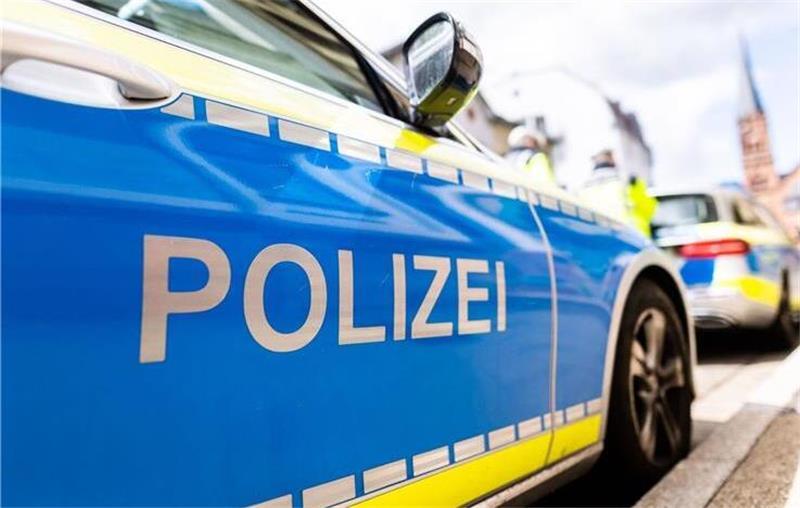 Ein Arzt entnahm der Frau eine Blutprobe, die Polizei stellte ihren Führerschein sicher.
