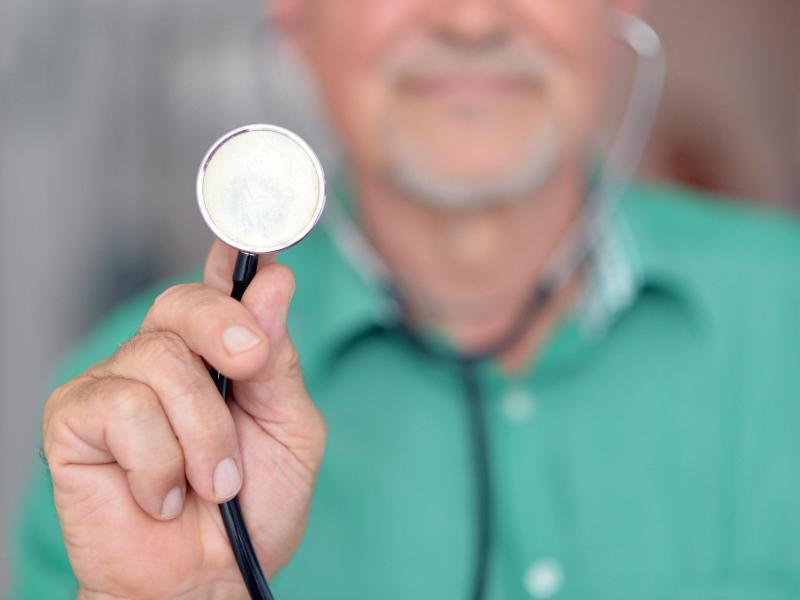 Ein Arzt hält ein Stethoskop nach oben. Foto: picture alliance /dpa/Illustration