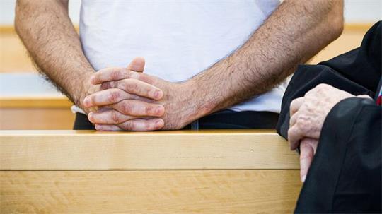 Ein Arzt soll Patienten getötet haben - unter Tränen verteidigt er sich gegen die Vorwürfe. (Archivbild)