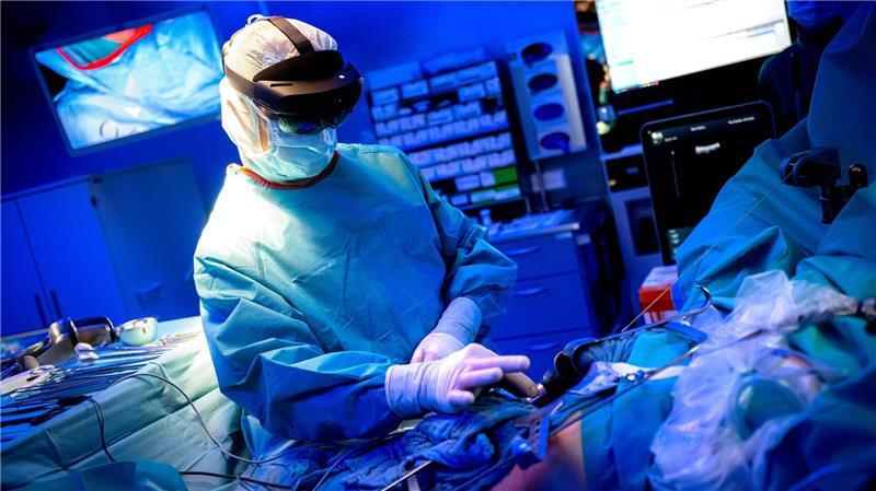 Ein Arzt überprüft virtuelle Aufnahmen der Leber während einer Operation.
