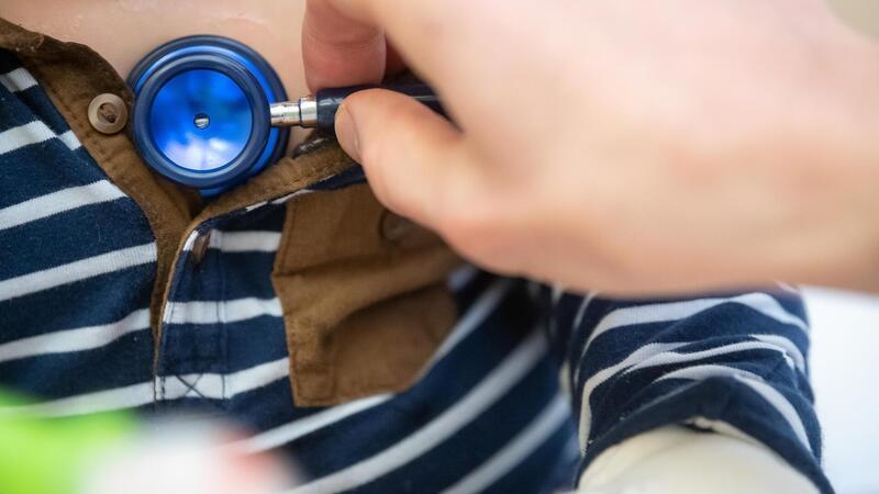 Zu wenige Kinderärzte in Bremerhaven: Kann eine Poliklinik helfen? Ein Arzt untersucht ein Kind. Doch Eltern in Bremerhaven haben Schwierigkeiten, überhaupt einen Arzt zu finden.