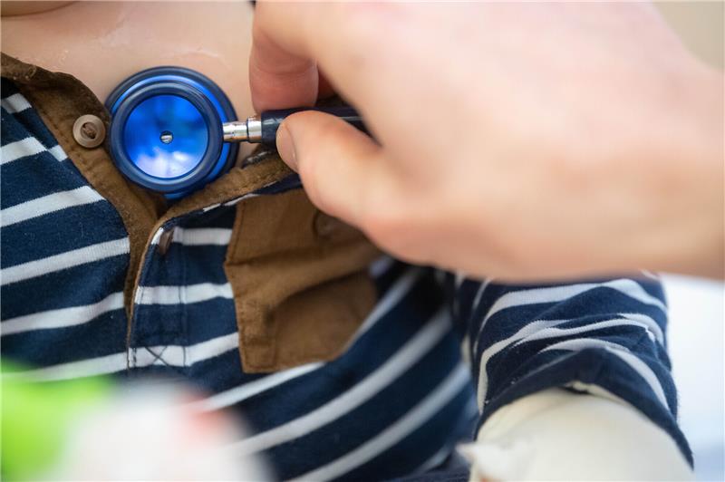 Kinderarzt: Ärzteförderung kommt viel zu spät für die Patienten Ein Arzt untersucht ein Kind. Foto: Sebastian Gollnow/dpa