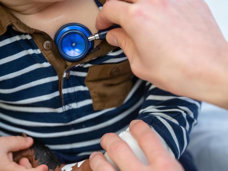 Dr. Axel Renneberg: „Atemwegsinfekte bei Kindern schnellen nach oben“ Ein Arzt untersucht ein Kind mit einem Stethoskop. Foto: Sebastian Gollnow/dpa