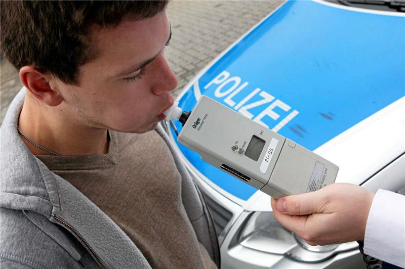 Ein Atemalkoholtest ergab bei dem 24-jährigen Unfallfahrer einen Promillewert von mehr als zwei Promille. Symbol-/Archivfoto: Schenk