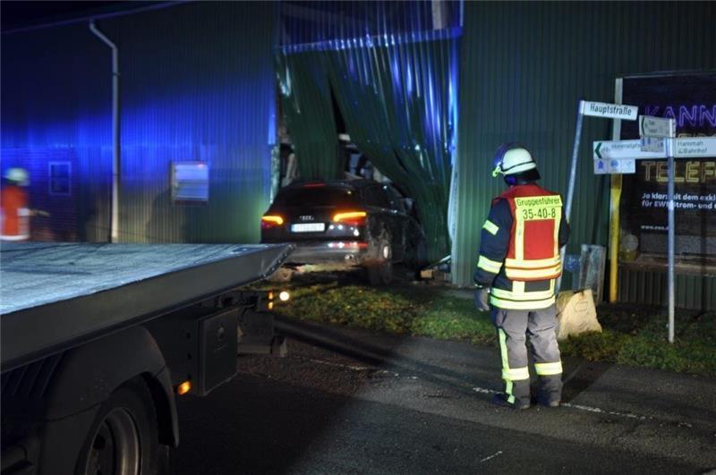 Ein Audi Q7 ist Sonnabendnacht in Hammah in eine Scheune gefahren. Dabei hat der Wagen auch einen Autoanhänger und ein Wohnmobil beschädigt. Fotos: Polizei