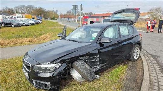Ein Audi ist in Horneburg zwischen A26 und B73 mit einem BMW (Foto) kollidiert.