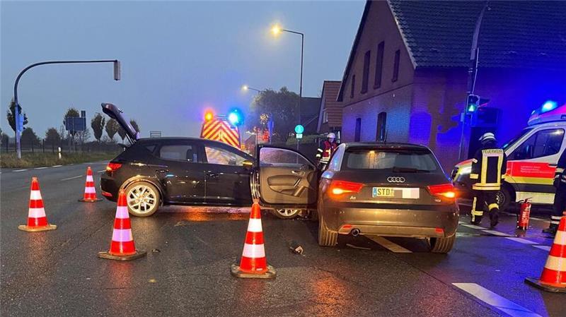 B 73: Zwei Autofahrerinnen bei Unfall in Dollern verletzt Ein Audi und ein Seat stehen nach einem Unfall auf der B73 in Dollern.
