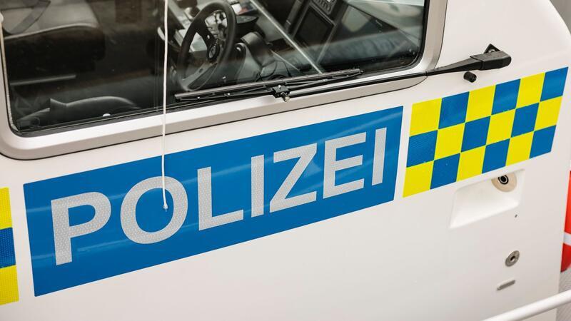 Ein Aufklenber der Polizei ist an einem Boot angebracht.