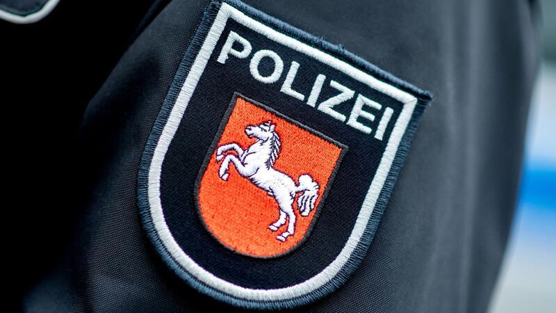 Illegales Autorennen: Zwei Menschen schwer verletzt Ein Aufnäher mit dem Wappen der niedersächsischen Polizei ist auf der Jacke eines Polizisten aufgebracht.