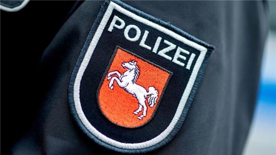 Ein Aufnäher mit dem Wappen der niedersächsischen Polizei ist auf der Jacke eines Polizisten aufgebracht.