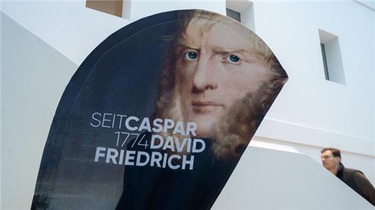 Ein Aufsteller mit einem Porträtbild von Caspar David Friedrich steht im Greifswalder Landesmuseum.