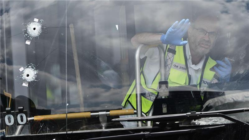 Ein Augenzeuge berichtete, die Angreifer hätten auch in einen Bus geschossen. 