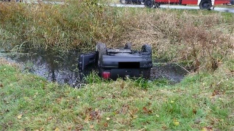 Ein Augenzeuge und Ersthelfer kam der Verunfallten sofort zu Hilfe und rettete sie aus ihrem Fahrzeug.