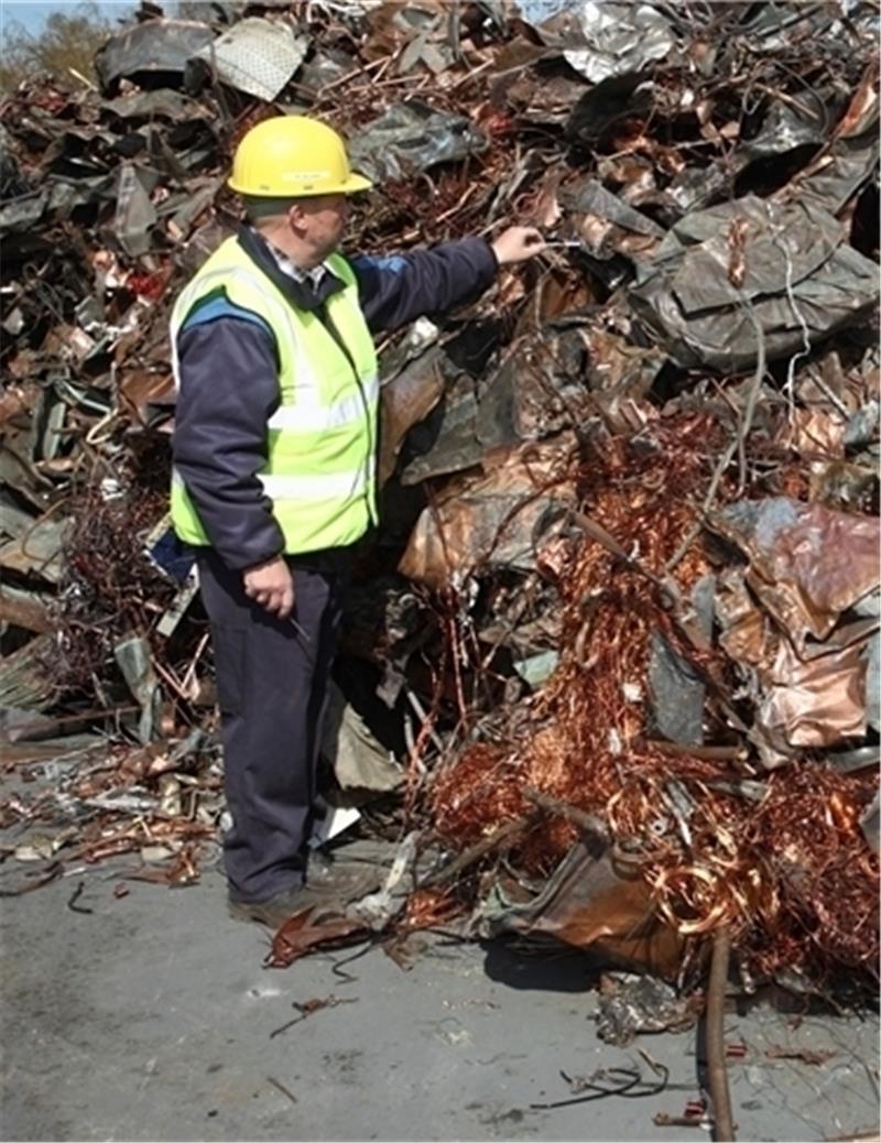 Ein Aurubis-Mitarbeiter schätzt den Kupfergehalt einer Partie Altkupfer – ein Job, der viel Erfahrung benötigt, denn diese Schätzung ist Basis für die Abrechnung .
