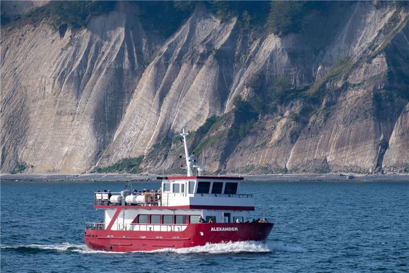 Sonne satt am Strand: MV genießt spätes Sommer-Wochenende Ein Ausflugsschiff fährt bei sonnigem Wetter vom Hafen Sassnitz mit Touristen zu einem Abstecher zu den Kreidefelsen im Nationalpark Jasmund auf der Insel Rügen.