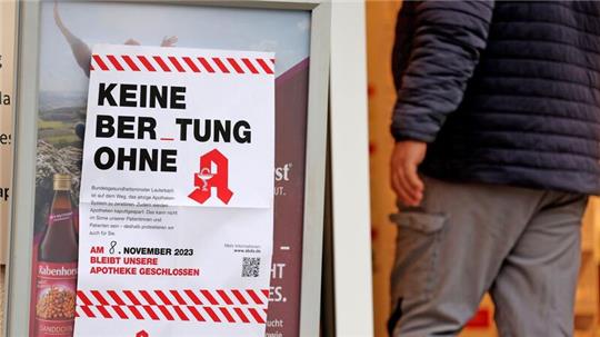Ein Aushang über die Schließung der Apotheke während einer Protestaktion am 08.11.2023.