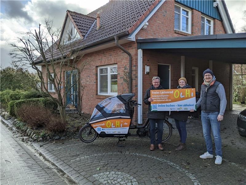 In Hammah kann jetzt jeder ein Lastenrad kostenlos ausleihen Ein Ausleih-Lastenrad für Hammah (von links): Ralf Kupper, Urte Schnoor-Köpcke und Christian Kascha.