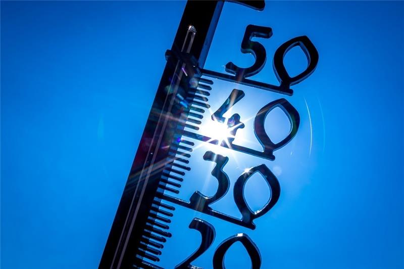 Klimawandelfolgen fordern Deutsches Rotes Kreuz auf vielen Ebenen Ein Außenthermometer in einem Kleingarten zeigt die Temperatur von knapp 40 Grad an. Extremwetterereignisse stellen das Deutsche Rote Kreuz vor vielfältige Herausforderungen. Foto: Jens Büttner/dpa