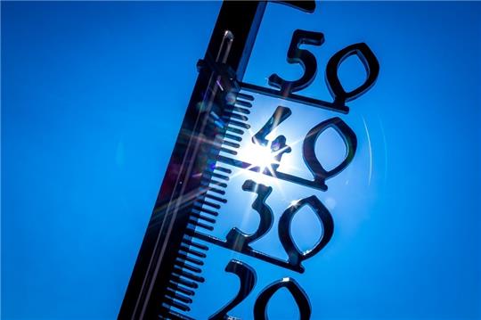 Ein Außenthermometer in einem Kleingarten zeigt die Temperatur von knapp 40 Grad an. Extremwetterereignisse stellen das Deutsche Rote Kreuz vor vielfältige Herausforderungen. Foto: Jens Büttner/dpa