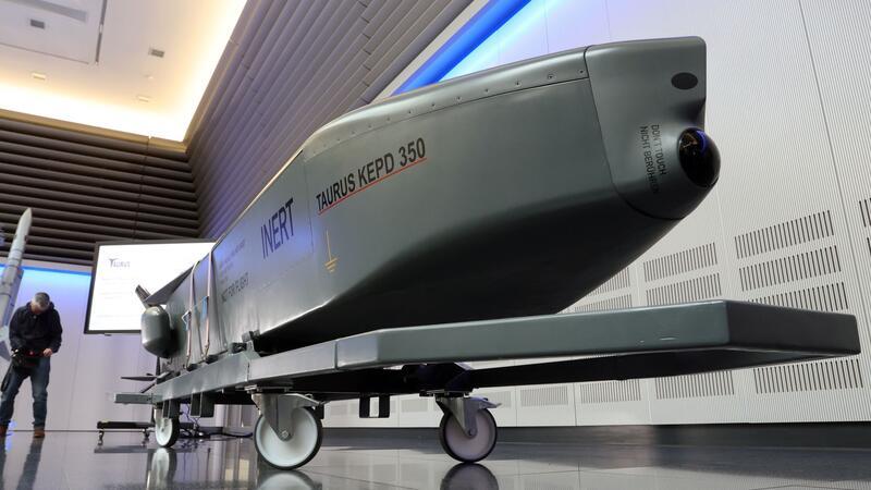 Ein Ausstellungsstück eines Taurus KEPD 350 Marschflugkörpers im Showroom des Rüstungsunternehmens MBDA.