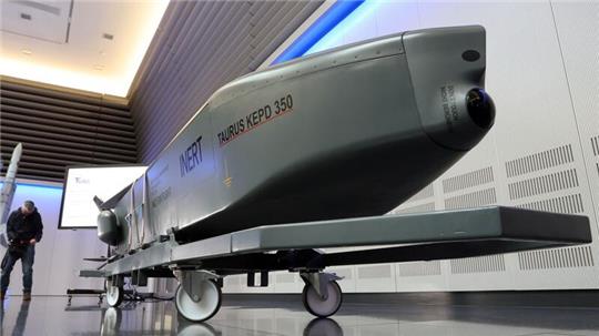 Ein Ausstellungsstück eines Taurus KEPD 350 Marschflugkörpers im Showroom des Rüstungsunternehmens MBDA.