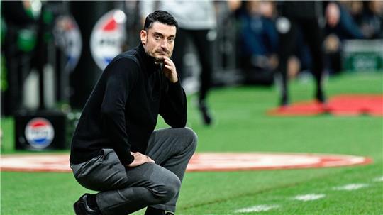 Ein Auswärtssieg muss her: Eintracht-Trainer Albert Riera. (Archivbild)