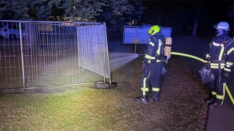 Ein Ausweiten auf weitere Werbebanner kann durch das schnelle Eingreifen der Feuerwehr verhindert werden. 