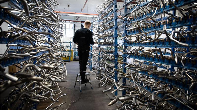 Ein Auszubildender steht in einer Fertigungshalle in Hamburg. (Archivbild)