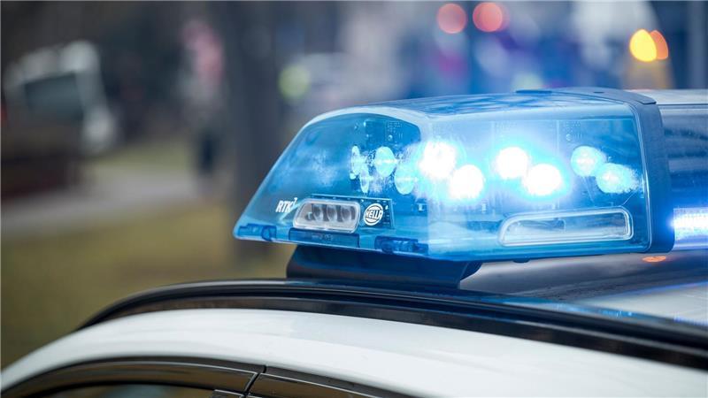 Ein Auto bleibt laut Polizei nach zwei Zusammenstößen auf dem Kopf liegen. (Symbolbild)