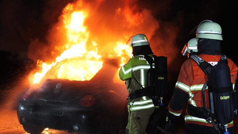 Feuerwehren in Stade: Die Chefs werden jetzt besser bezahlt Ein Auto brennt - die Feuerwehr kommt und löscht. Die Chefs der Truppe erhalten mehr Geld.