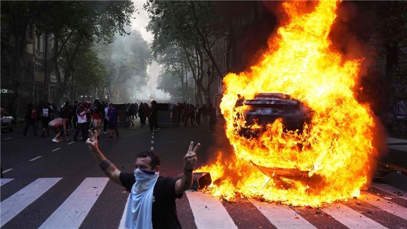 Ein Auto brennt in Buenos Aires während einer Demonstration von Fußballfans und Rentnern, die höhere Renten fordern und sich gegen die Sparmaßnahmen der Regierung von Präsident Milei wenden.