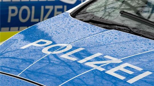 Ein Auto crasht in einen Sattelzug, der Fahrer stirbt. (Symbolbild)