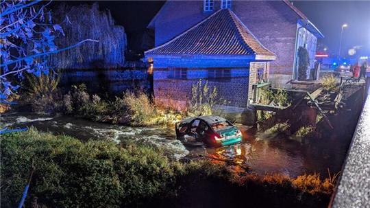 Ein Auto durchbricht ein Brückengeländer und landet in der Wiedau, zwei junge Männer werden leicht verletzt.