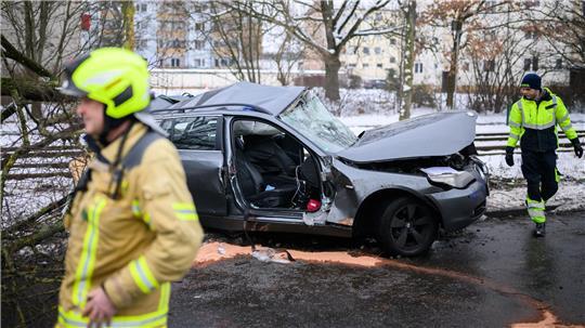 Ein Auto fährt gegen einen Baum, der 37 Jahre alte Fahrer stirbt, zwei weitere Insassen werden schwer verletzt.