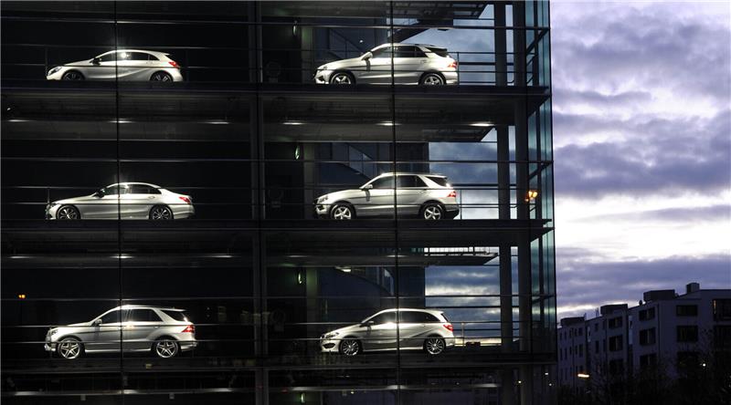 Augen auf beim Autokauf: Wann ein Pkw als Neuwagen gilt – und wann nicht mehr Ein Auto gilt als «fabrikneu», wenn zwischen Herstellung und Kaufvertragsabschluss nicht mehr als zwölf Monate vergangen sind und es in der Zwischenzeit keinen Modellwechsel gab. Foto: Tobias Hase/dpa-tmn