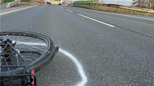 Ein Auto hat den Fahrradfahrer auf der B73 im Bereich Hadelner Kanal erfasst.