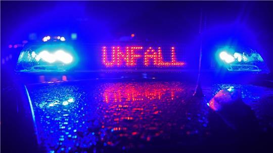 Ein Auto hat in der Nähe des Neugrabener S-Bahnhofs eine Frau umgefahren und schwer verletzt. (Symbolbild)