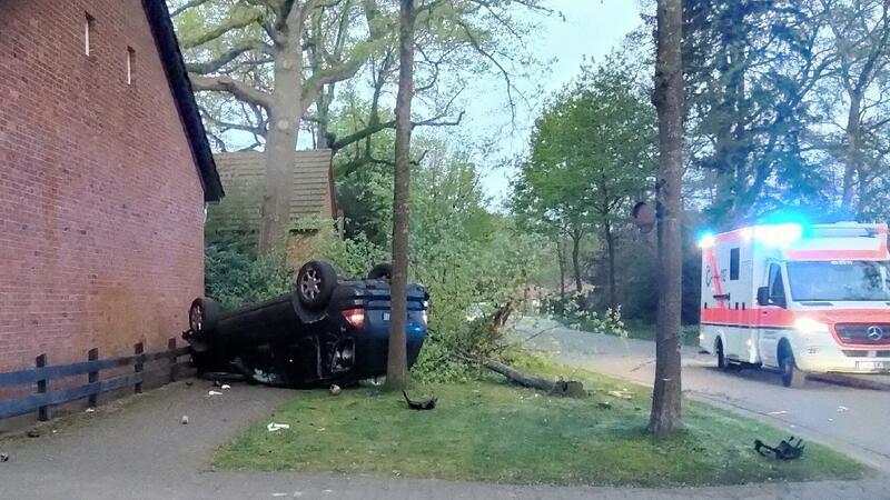 Ein Auto hat sich am Sonntag im Kreis Rotenburg überschlagen. Die Polizei fahndet nach dem Fahrer.