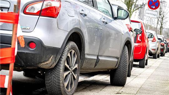 Ein Auto in der Bremer Innenstadt wurde aufgesetzt auf dem Gehweg abgestellt. Eine Aktion soll auf die Probleme dadurch aufmerksam machen. (Symbolbild) 