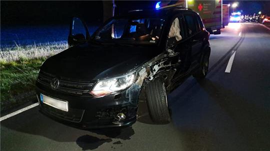 Ein Auto ist am Sonntagabend mit einem Treckeranhänger zusammengestoßen.