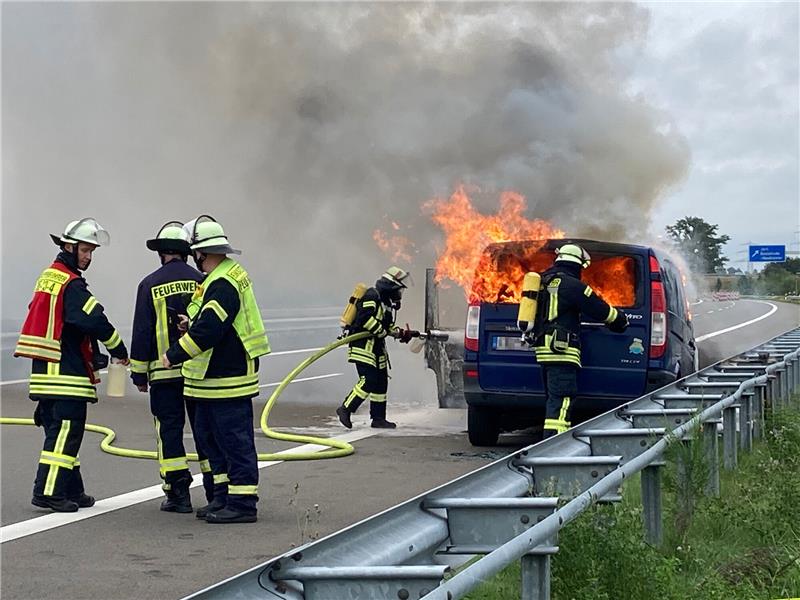 Ein Auto ist auf der A26 in Brand geraten. Foto: Richter