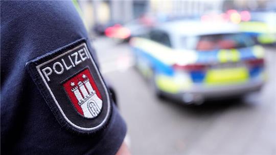 Ein Auto ist im Straßenverkehr auf einen stehenden Polizeitransporter aufgefahren.