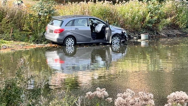 Ein Auto ist in Kiel durch den Außenbereich eines Cafés gefahren. 