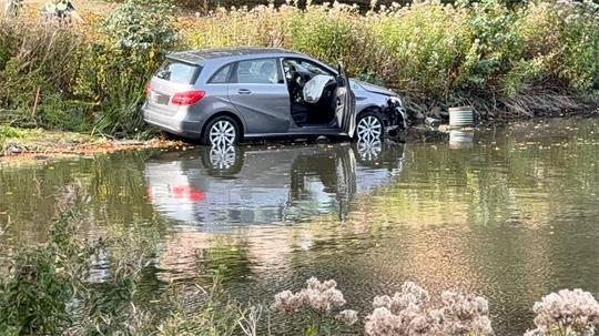 Ein Auto ist in Kiel durch den Außenbereich eines Cafés gefahren. 