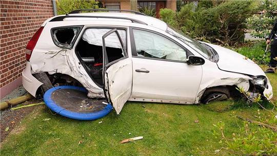 Ein Auto ist in Oldendorf gegen eine Hauswand geprallt. Fotos: Rolf Hillyer-Funke / Feuerwehren Samtgemeinde Oldendorf-Himmelpforten