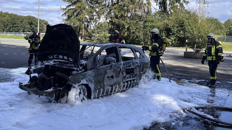 Missglücktes Überholmanöver: Autofahrerin kracht gegen Baum Ein Auto ist in Zeven ausgebrannt.