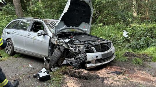 Ein Auto ist zwischen Elsdorf und Zeven von der Straße abgekommen und gegen einen Baum gekracht.